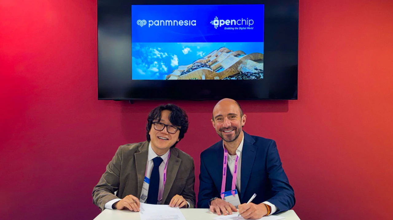 Myoungsoo Jung (left), CEO of Panmnesia, and Cesc Guim (right), CEO of Openchip, pose for a commemorative photo following the signing ceremony.